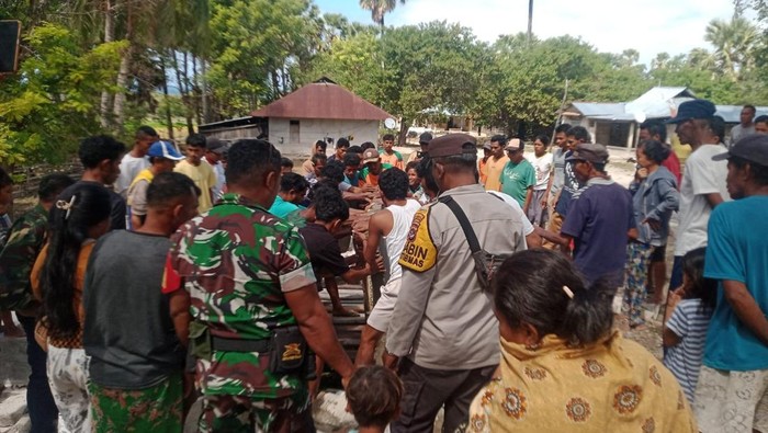 Keluarga membongkar kuburan pria bernama Yusuf Baba di pemakaman umum Dusun Nasedanon, Desa Oebou, Kecamatan Rote Barat Daya, Rote Ndao, NTT, Selasa (29/7/2025).