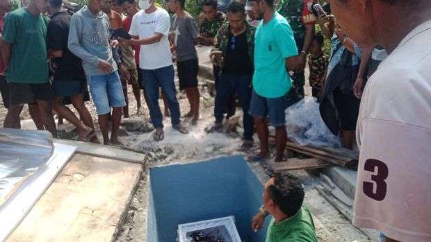 Keluarga membongkar kuburan pria bernama Yusuf Baba di pemakaman umum Dusun Nasedanon, Desa Oebou, Kecamatan Rote Barat Daya, Rote Ndao, NTT, Selasa (29/7/2025).