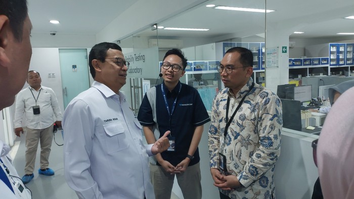 Kepala BPOM RI Taruna Ikrar meninjau fasilitas produksi dan laboratorium riset perusahaan kosmetik nasional, ParagonCorp di Jatake 6 (R&D) Center, Cikupa, Tangerang