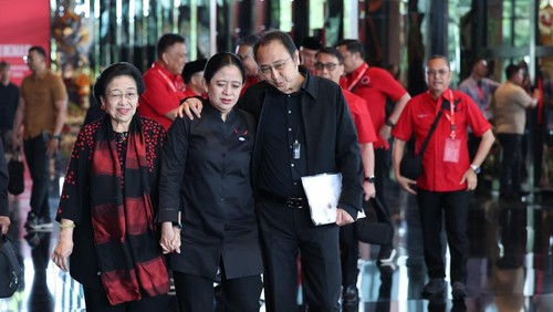 Ketum PDIP Megawati Soekarnoputri bersama Puan Maharani dan Prananda Prabowo. (Dok PDIP)