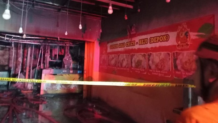 Kios ayam goreng di Depok kebakaran. (Dok. ist)