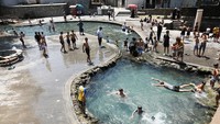 Sejumlah anak lelaki menceburkan diri ke kolam renang untuk meredakan hawa panas ekstrem. Suhu 50,5 derajat Celcius tercatat di distrik Silopi, provinsi Sirnak, yang terletak di dekat perbatasan Irak dan Suriah, kata Kementerian Lingkungan Hidup. Foto: REUTERS/Sertac Kayar