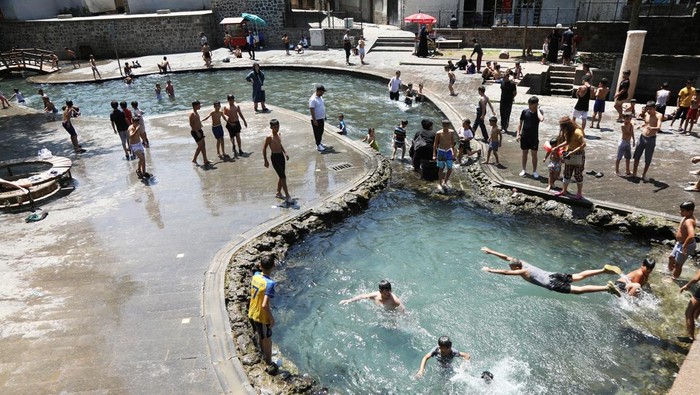 Kolam Renang Jadi Oase Saat Panas Ekstrem Sapu Diyarbakir Turki Boys gather to cool off in a pool during a heatwave in the southeastern city of Diyarbakir, Turkey, July 22, 2025. REUTERS/Sertac Kayar