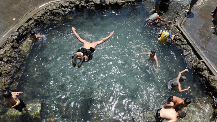 Boys gather to cool off in a pool during a heatwave in the southeastern city of Diyarbakir, Turkey, July 22, 2025. REUTERS/Sertac Kayar