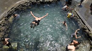 Kolam Renang Jadi Oase Saat Panas Ekstrem Sapu Diyarbakir Turki