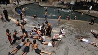 Anak-anak bermain di kolam renang saat cuaca panas menyengat. Suhu melonjak di seluruh Turki dalam seminggu terakhir, musim panas yang panas dan kering memang umum di wilayah Mediterania, tetapi gelombang panas yang lebih intens telah berkontribusi pada kebakaran hutan yang merusak. Foto: REUTERS/Sertac Kayar