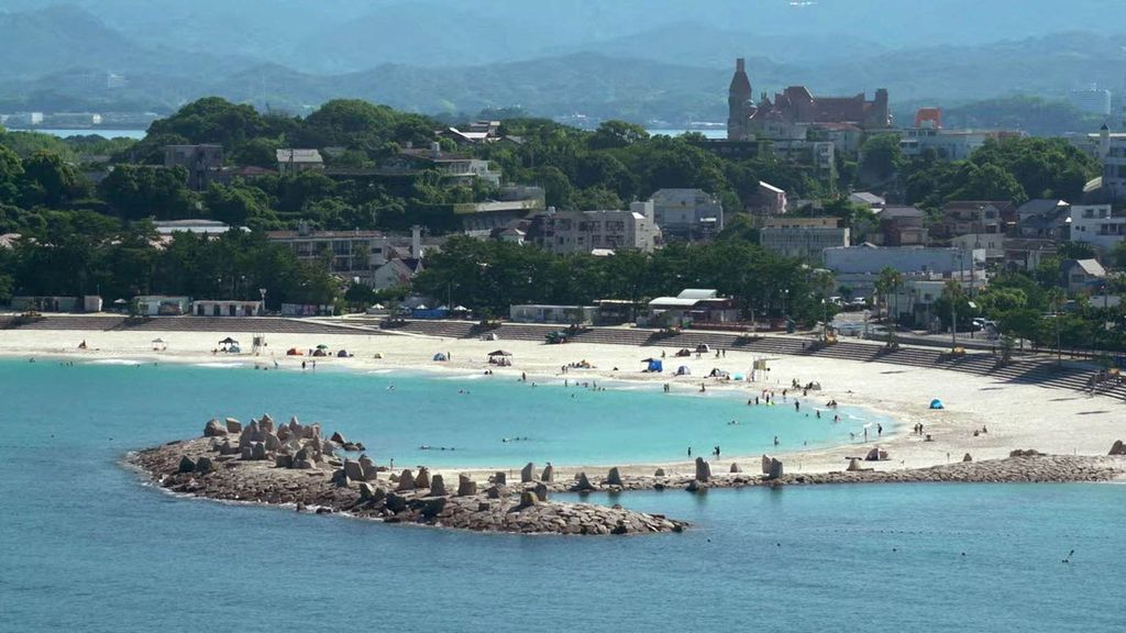 Kombinasi gambar yang diambil dari rekaman kamera video langsung menunjukkan pantai segera setelah gempa bumi dahsyat melanda Semenanjung Kamchatka Timur Jauh Rusia (atas) dan setelah orang-orang dievakuasi menyusul peringatan tsunami, di Shirahama, prefektur Wakayama, Jepang barat, 30 Juli 2025, dalam gambar yang dirilis oleh Kyodo ini. (Kyodo/via REUTERS)