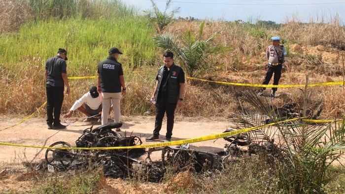 Empat motor milik karyawan perusahaan sawit PT Marketindo Selaras di Kabupaten Konawe Selatan, Sulawesi Tenggara (Sultra) dibakar warga.
