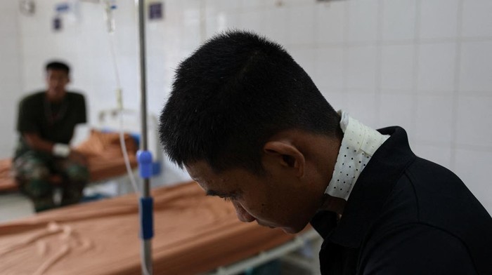 Para tentara terluka akibat konflik Thailand-Kamboja mengantre perawatan. Gencatan senjata disepakati, namun ketegangan belum sepenuhnya reda.