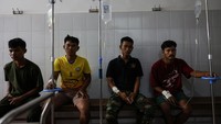 Tentara yang terluka mengantre untuk perawatan di rumah sakit militer, Oddar Meanchey, Kamboja, Selasa (30/7/2025). REUTERS/Tyrone Siu
