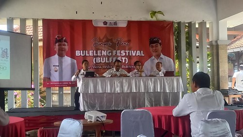 Konferensi pers Buleleng Festival (Bulfest) 2025 di Ranggon Sunset Point Bar & Resto, Jalan Pantai Penimbangan, Desa Pemaron, Rabu (30/7/2025). (Wijaya Kusuma/detikBali)