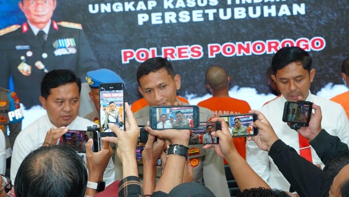 Konferensi pers maling bobol gudang bangunan di Ponorogo