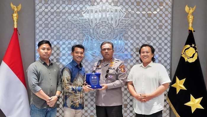 Koordinator Pusat Badan Eksekutif Mahasiswa (BEM) Nusantara memberi penghargaan kepada Kepala Korps Lalu Lintas (Kakorlantas) Polri Irjen Agus Suryonugroho.