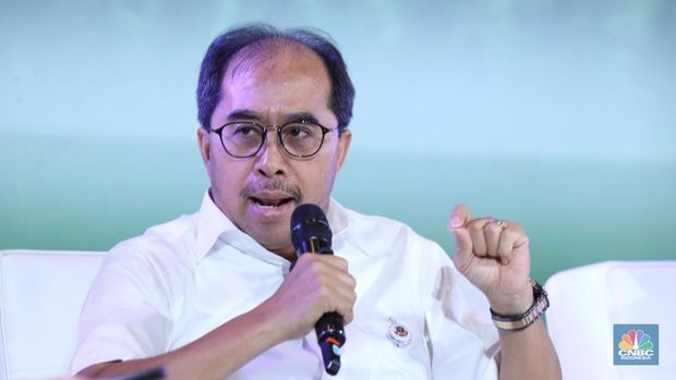 Koordinator Staf Khusus Gubernur DKI Jakarta, Prof. Firdaus Ali menyampaikan paparan dalam acara Merdeka Polusi di 25Hours Hotel, Jakarta, Rabu (30/7/2025). (CNCB Indonesia/Tri Susilo)