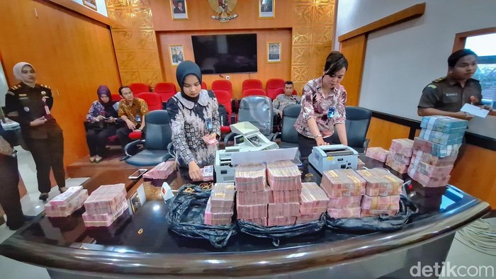 Tumpukan uang korupsi karavan COVID-19 Dinkes KBB