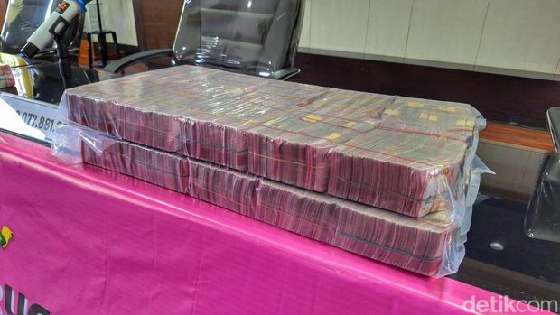 Tumpukan uang korupsi karavan COVID-19 Dinkes KBB