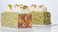 Kitchen Confidante ini juga berkolaborasi dengan Gateau de Voyage. Kreasi kue lapisnya diselimuti cokelat praline varian pistachio. Foto: Instagram/@kitchen_confidante