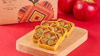 Kue lapis rasa buah apel ini merupakan kolaborasi antara Kitchen Confidante bersama Sunny Hills. Menu ini disebut sebagai Apple Geometry Lapis. Foto: Instagram/@kitchen_confidante