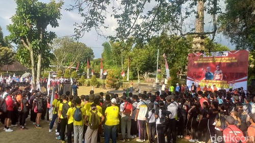 Letnan Kolonel (Letkol) Inf Eka Wira Dharmawan atau lebih dikenal King of Sparko memberikan motivasi untuk kontingen Buleleng, Rabu (30/7/2025).