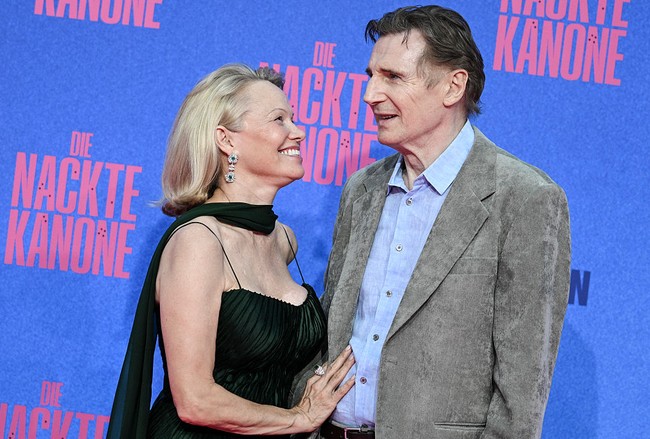 Pada momen lainnya, saat promosi film di Jerman, 24 Juli 2025, Pamela dan Liam kembali menunjukkan kemesraan. Aktris 58 tahun ini tertangkap kamera menatap mesra lawan mainnya itu. Foto: dpa/picture alliance via Getty I/picture alliance