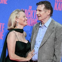 Pada momen lainnya, saat promosi film di Jerman, 24 Juli 2025, Pamela dan Liam kembali menunjukkan kemesraan. Aktris 58 tahun ini tertangkap kamera menatap mesra lawan mainnya itu. Foto: dpa/picture alliance via Getty I/picture alliance