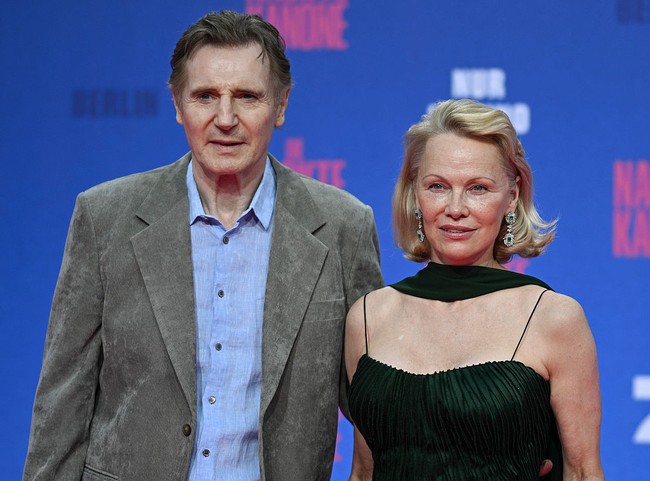 Sebuah sumber seperti dikutip People mengungkapkan bahwa keduanya terlibat cinta lokasi saat syuting film ‘The Naked Gun’. “Sebuah romansa yang baru tumbuh di tahap awal. Jelas mereka saling jatuh cinta,” katanya. Foto: dpa/picture alliance via Getty I/picture alliance