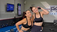 Sebelum acara tersebut, Luna Maya menyempatkan untuk berolahraga bareng sahabatnya, Melaney Ricardo. Foto: dok instagram @lunamaya