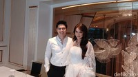 Ide ini berawal dari Luna Maya. Aku bilang, Masa suvenir kopinya doang, mesinnya dong. Oke sanggup, katanya. Kita langsung pingsan, kasihan yang hadir juga itu ngangkatnya 3 kilogram sendiri, tapi bisa gak sih besok aja, biar lihat dulu yang unboxing, tutur Luna sambil tertawa saat ditemui di Four Seasons Hotel, Gatot Subroto, Jakarta Selatan, Rabu (30/7/2025). Foto: Febri/detikhot