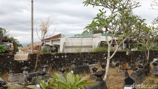 Kondisi tiga makam di Padukuhan Kaweden, Tirtoadi, Mlati, Sleman yang berada di titik Junction Sleman Tol Jogja-Solo.