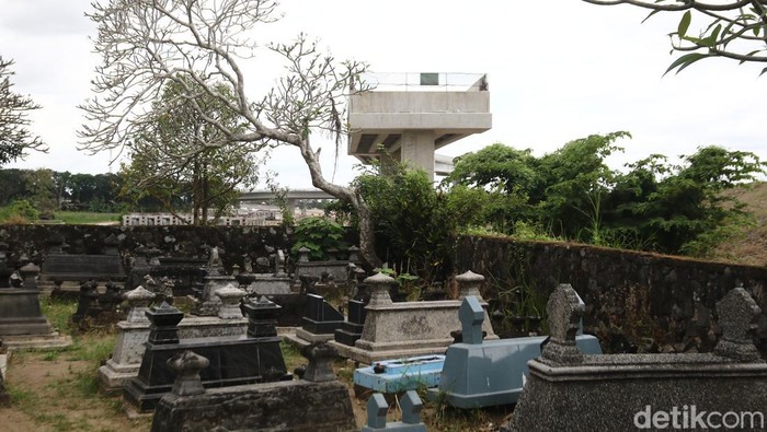 Kondisi tiga makam di Padukuhan Kaweden, Tirtoadi, Mlati, Sleman yang berada di titik Junction Sleman Tol Jogja-Solo.