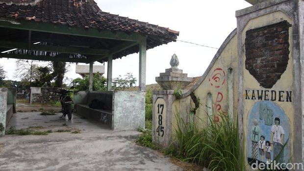 Kondisi tiga makam di Padukuhan Kaweden, Tirtoadi, Mlati, Sleman yang berada di titik Junction Sleman Tol Jogja-Solo.