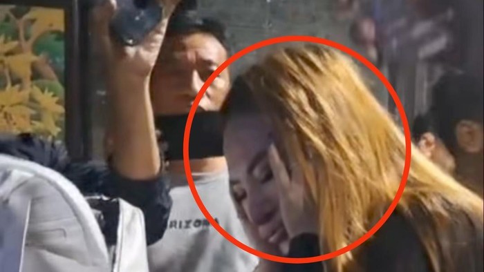 Wanita berinisial AP (35) yang bekerja sebagai Lady Companion (LC) di sebuah tempat hiburan malam (THM) di Makassar, ditangkap polisi.