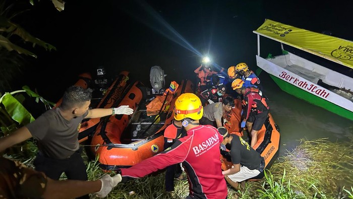 Tim SAR evakuasi jasad dua pekerja yang terjatuh ke Sungai Sampaga, Mamuju (dok.ist)