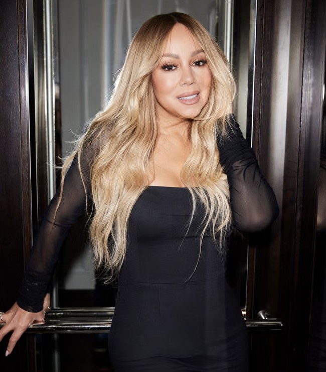 Mariah Carey tampil mempesona dalam balutan gaun hitam elegan dari Dolce & Gabbana. Potret ini membuka sesi pemotretan di Harper’s Bazaar UK yang memperlihatkan aura divanya. Dalam wawancaranya dengan majalah fashion tersebut, wanita 56 tahun itu juga membahas tentang penuaan. Foto: dok. Harpers Bazaar UK