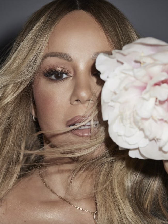 Saya tidak mengizinkan proses penuaan itu terjadi, itu tidak terjadi. Saya bahkan tidak mengenal waktu, ungkap Mariah pada Harper’s Bazaar. Foto: dok. Harpers Bazaar UK