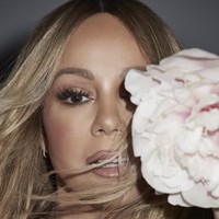 Saya tidak mengizinkan proses penuaan itu terjadi, itu tidak terjadi. Saya bahkan tidak mengenal waktu, ungkap Mariah pada Harper’s Bazaar. Foto: dok. Harpers Bazaar UK