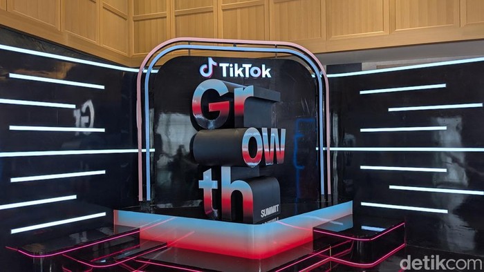 Angga Anugrah Putra, General Manager Content Operations Southeast Asia TikTok (kiri) dan kreator TikTok Thanyaporn Sanguanlosit (tengah) di Media Gathering TikTok SEA Growth Summit 2025