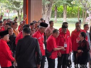 Megawati Tiba di Arena Bimtek PDIP, Puan hingga Ahok Menyambut