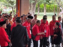 Megawati Tiba di Arena Bimtek PDIP, Puan hingga Ahok Menyambut