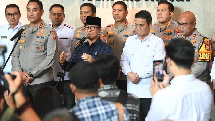 Menteri Desa dan Pembangunan Daerah Tertinggal (Mendes PDT) Yandri Susanto dan Wakil Mendes PDT Ahmad Riza Patria memberi penghargaan kepada polisi yang dinilai mendukung Asta Cita Presiden Prabowo Subianto.