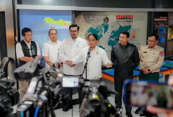 Menteri Kehutanan (Menhut) Raja Juli Antoni melakukan rapat monitoring kebakaran hutan 2025.