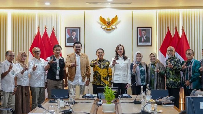 Menteri Kehutanan Raja Juli Antoni menggelar pertemuan strategis bersama Menteri Pariwisata Widiyanti Putri Wardhana.