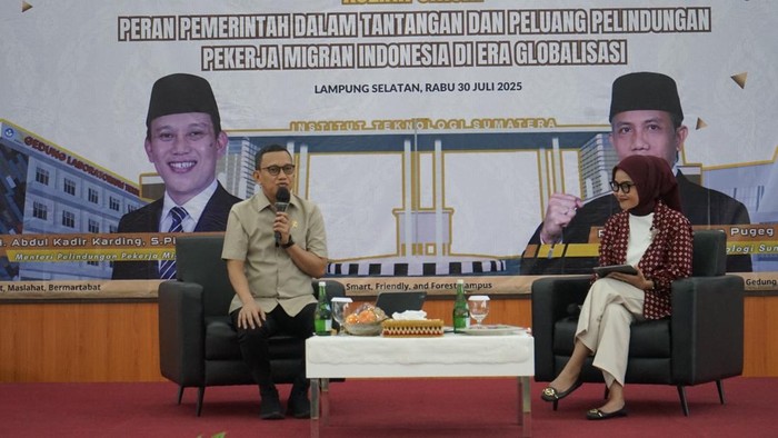 Menteri P2MI saat memberikan kuliah umum di Itera.