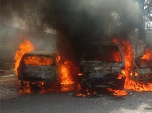 3 Mobil Hangus Terbakar gegara Angkot Muatan BBM di Cirebon