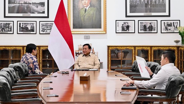 Momen Menteri PKP Maruarar Sirait Menerima Arahan Langsung Presiden Prabowo Menteri Perumahan dan Kawasan Permukiman (PKP) Maruarar Sirait melaporkan progres kerja kementerian yang dipimpinnya kepada Presiden Prabowo Subianto. Maruarar dapat arahan langsung dari Prabowo di Istana, Jakarta, Rabu (30/7/2025).