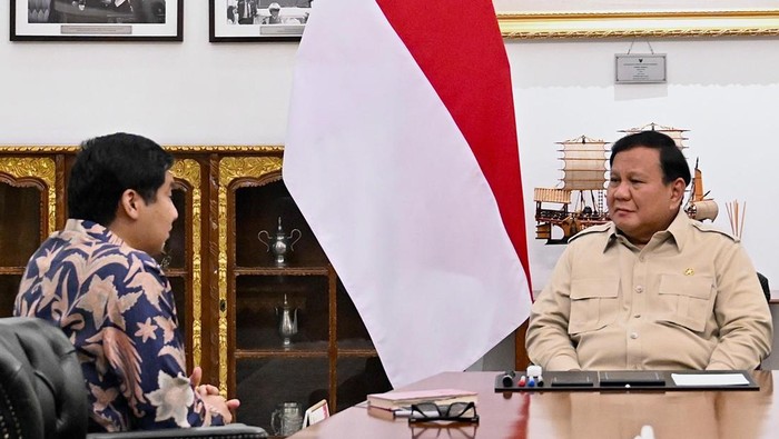 Momen Menteri PKP Maruarar Sirait Menerima Arahan Langsung Presiden Prabowo Menteri Perumahan dan Kawasan Permukiman (PKP) Maruarar Sirait melaporkan progres kerja kementerian yang dipimpinnya kepada Presiden Prabowo Subianto. Maruarar dapat arahan langsung dari Prabowo di Istana, Jakarta, Rabu (30/7/2025).