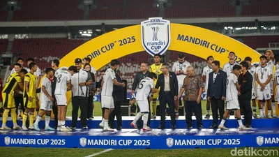 Momen Timnas Indonesia Naiki Podium Runner-Up Piala AFF U-23 2025