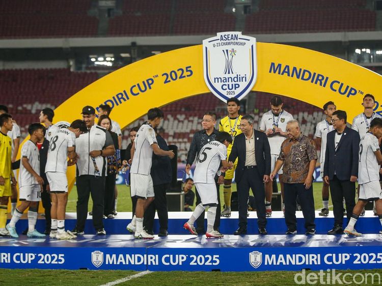 Momen Timnas Indonesia Naiki Podium Runner-Up Piala AFF U-23 2025