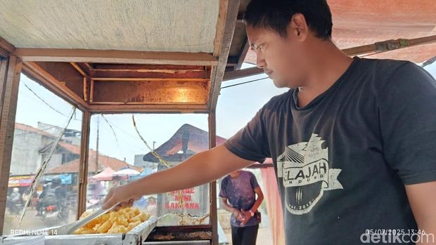 Novan Putra saat berjualan singkong goreng di Cigugur Tengah, Cimahi