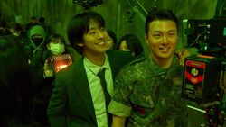 Momen Lee Minho dan Cast Omniscient Reader saat Break Syuting